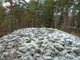 Röset är ca 15m i diameter och 2,5m högt. I röset finns två fördjupningar.