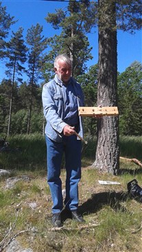 Bengt Molander visar olika borrhål,och i handen håller han en remmare