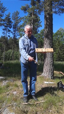 Bengt Molander visar olika borrhål,och i handen håller han en remmare