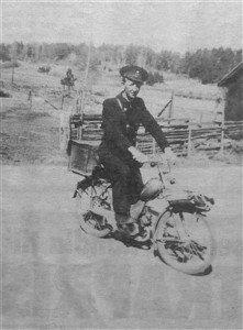 Oskar med sin moped