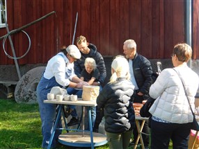 Elisabeth Björklund visar hur man drejar.